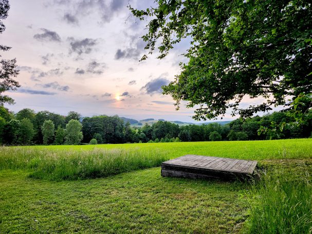 Holzpodest für Yoga und Entspannung